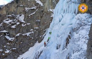 Esercitazione sulla cascata ghiacciata per il Soccorso alpino