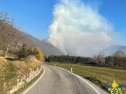 Dopo ore di lavoro, domato il rogo di Tignale
