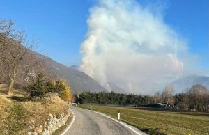 Dopo ore di lavoro, domato il rogo di Tignale