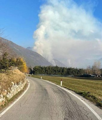 Dopo ore di lavoro, domato il rogo di Tignale