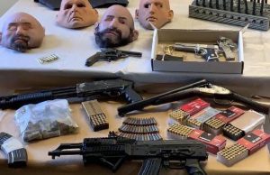 Nel garage un arsenale di armi e bombe, si indaga per capire quanti colpi abbia messo a segno