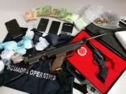 Operazione anti droga della Polizia Locale: un arresto, sequestro di droga, armi e oltre 17 mila euro in contanti
