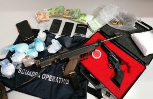 Operazione anti droga della Polizia Locale: un arresto, sequestro di droga, armi e oltre 17 mila euro in contanti