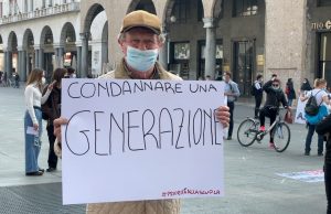 “La DAD fa schifo”, parola di Marco, piccolo studente in piazza con mamma e docenti