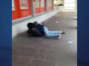 Rissa in pieno giorno davanti a un supermercato di Salò