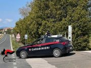 Spaccia con il figlio neonato nella carrozzina, arrestata