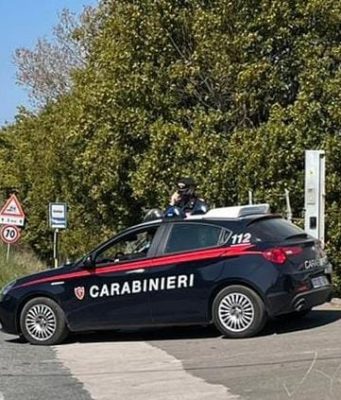 Scappa dai Carabinieri e si schianta contro un albero