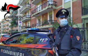 L’incubo di una ragazza: rapita, costretta a camminare nuda nei boschi e a chiedere scusa