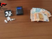 Getta un pacchetto di sigarette per strada durante un controllo, era pieno di cocaina