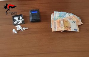 Getta un pacchetto di sigarette per strada durante un controllo, era pieno di cocaina