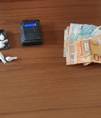 Getta un pacchetto di sigarette per strada durante un controllo, era pieno di cocaina