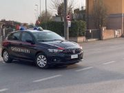 Sequestra per gelosia la compagna, la minaccia di morte e la fa camminare nuda nel bosco. Arrestato