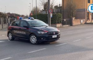 Sequestra per gelosia la compagna, la minaccia di morte e la fa camminare nuda nel bosco. Arrestato