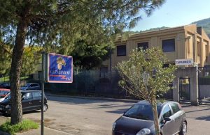 Cade ubriaco e si procura un trauma cranico, per giustificarsi denuncia un’aggressione