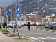 Tamponi e vaccinazioni, il centro di via Morelli è “full” . Alpini e Polizia Locale a dirigere l’afflusso