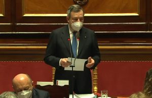 Draghi: “L’obiettivo del governo è arrivare a vaccinare mezzo milione di persone al giorno”