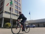 Prova a rubare una bici, ma il proprietario (un poliziotto) sventa il furto