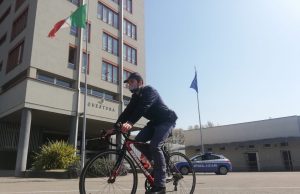 Prova a rubare una bici, ma il proprietario (un poliziotto) sventa il furto