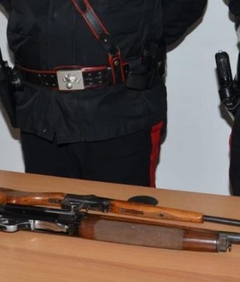 Spara a un cane per proteggere il suo pollaio, denunciato per maltrattamento di animali