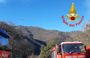Elicottero e Canadair per spegnere l’incendio di Tignale