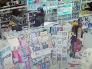 Tentano la rapina in una tabaccheria, la titolare: “Sparatemi”