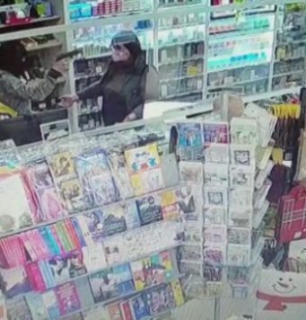 Tentano la rapina in una tabaccheria, la titolare: “Sparatemi”