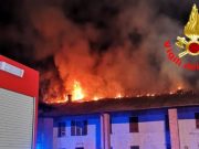 Tetto in fiamme a Verolanuova, necessaria tutta la notte per domare l’incendio