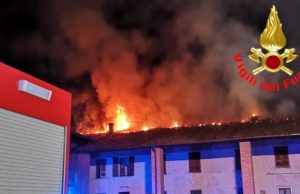 Tetto in fiamme a Verolanuova, necessaria tutta la notte per domare l’incendio