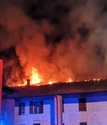 Tetto in fiamme a Verolanuova, necessaria tutta la notte per domare l’incendio