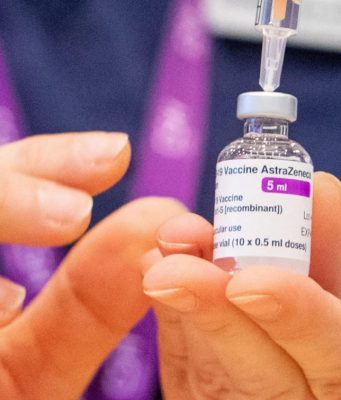 Vaccino AstraZeneca, Ema: “I coaguli di sangue siano elencati come effetti collaterali rari”