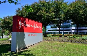 Dopo lo stop negli Usa, J&J tarda la distribuzione nell’Ue