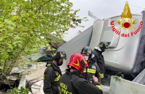 Drammatico incidente a Rezzato sulla 45bis, un morto e due feriti nello scontro tra tre mezzi