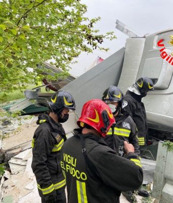 Drammatico incidente a Rezzato sulla 45bis, un morto e due feriti nello scontro tra tre mezzi