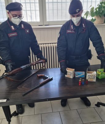 Respinto dai giovani torna con il fucile e spara quattro colpi, arresto convalidato