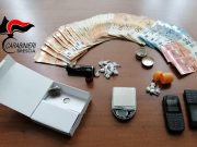 Si fa notare dai Carabinieri con una manovra azzardata, in auto e a casa cocaina e hashish