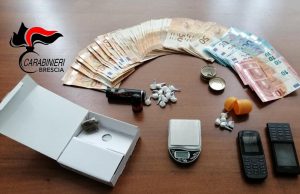 Si fa notare dai Carabinieri con una manovra azzardata, in auto e a casa cocaina e hashish