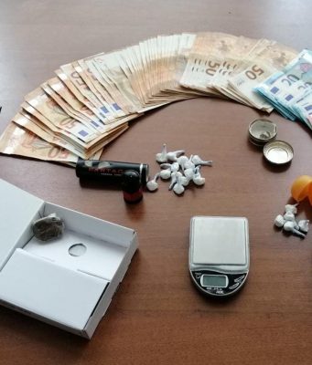 Si fa notare dai Carabinieri con una manovra azzardata, in auto e a casa cocaina e hashish