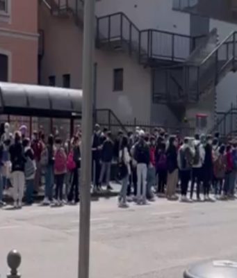 Ritorno a scuola. Oggi è così, come nelle immagini. E dal 26 aprile? A voi i commenti…