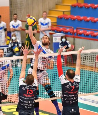 Brescia parte bene, ma alla lunga esce Bergamo che vince gara uno