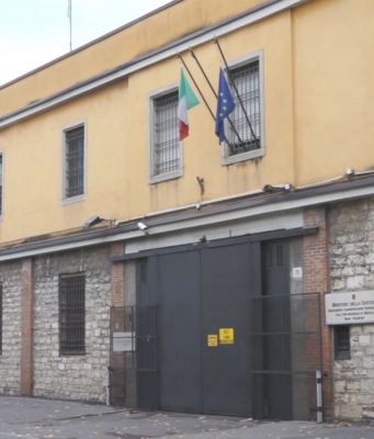 In dono un giaccone con hashish. Denunciata