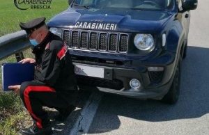 Doveva essere ai domiciliari, ma i Carabinieri lo fermano in strada e scatta l’inseguimento