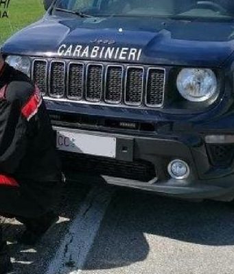 Doveva essere ai domiciliari, ma i Carabinieri lo fermano in strada e scatta l’inseguimento