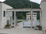 Chiedeva soldi fuori dal cimitero, all’arrivo della Polizia scatena un parapiglia e tenta la fuga