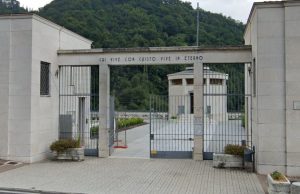 Chiedeva soldi fuori dal cimitero, all’arrivo della Polizia scatena un parapiglia e tenta la fuga