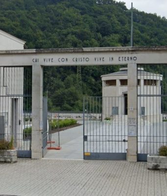 Chiedeva soldi fuori dal cimitero, all’arrivo della Polizia scatena un parapiglia e tenta la fuga