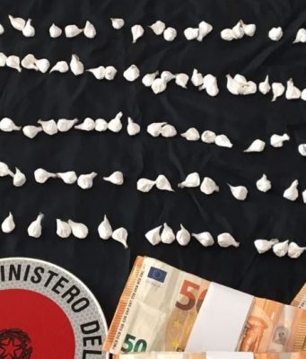 In casa 133 dosi di cocaina e quasi 6.000 euro, arrestato spacciatore