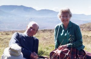 Oggi i funerali del principe Filippo, Elisabetta pubblica la foto preferita col consorte