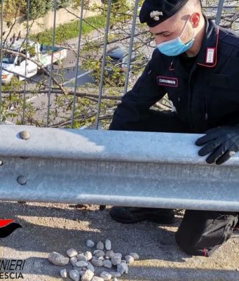 Lanci di pietre dal cavalcavia della tangenziale, nessuna conseguenza grave