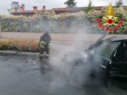Auto in fiamme in via Lamarmora, tanto fumo ma nessun ferito