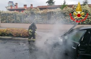 Auto in fiamme in via Lamarmora, tanto fumo ma nessun ferito